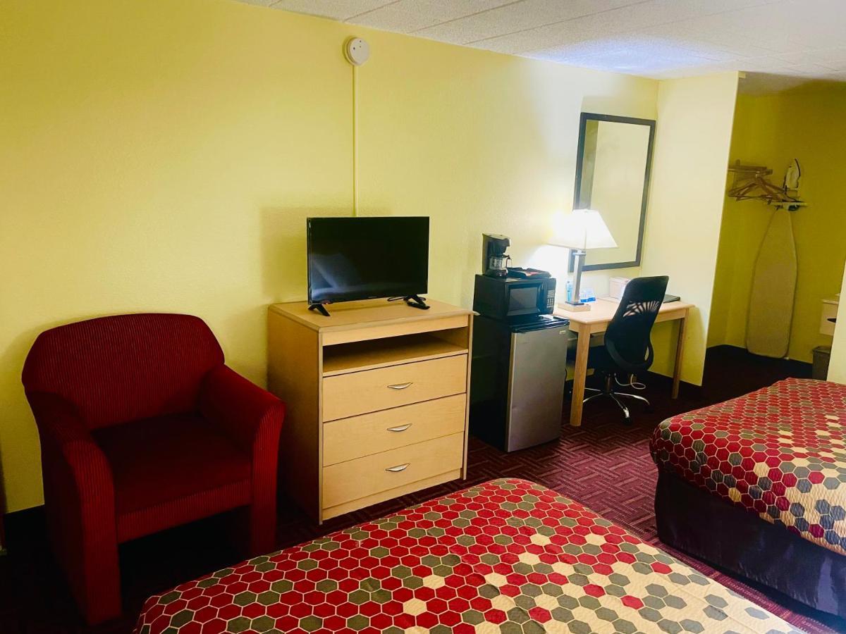 Super 8 By Wyndham Gloucester Gloucester City Exterior photo