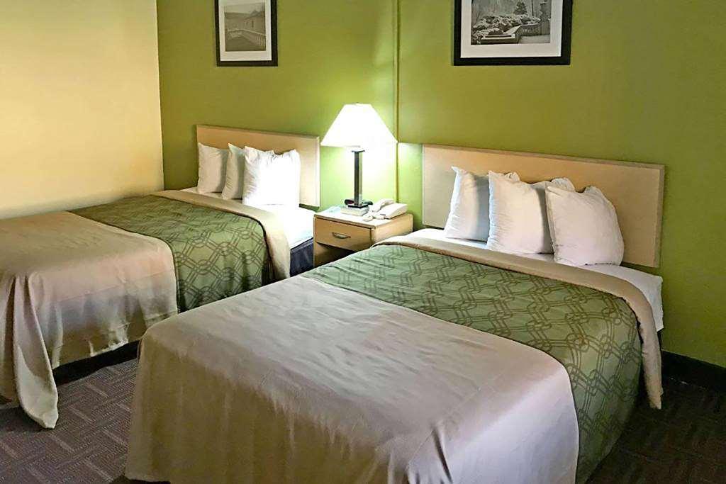Super 8 By Wyndham Gloucester Gloucester City Room photo