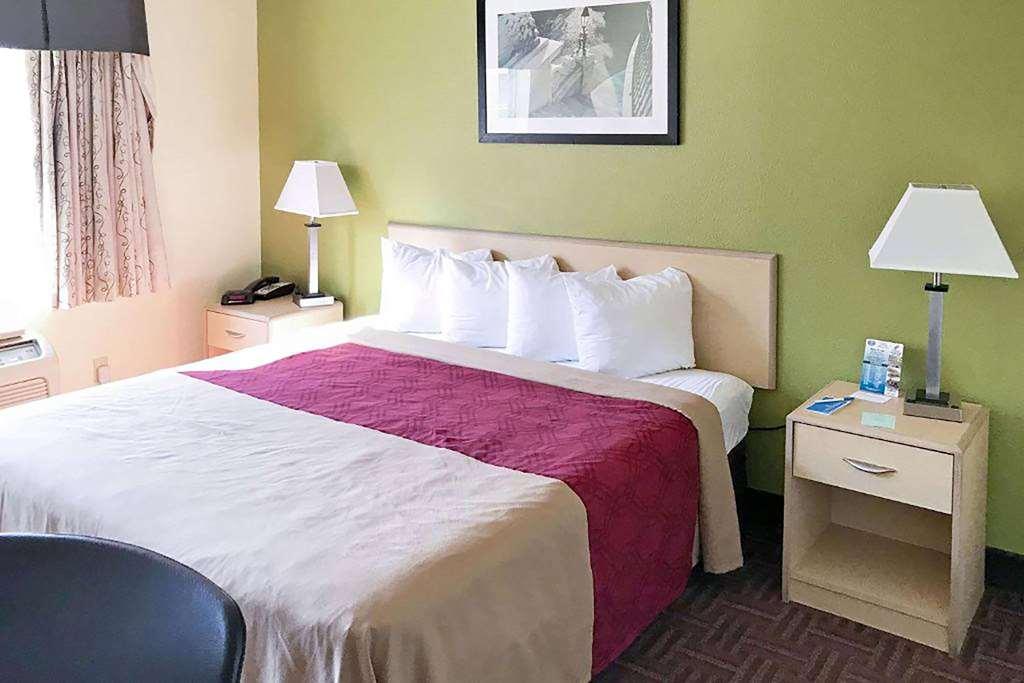 Super 8 By Wyndham Gloucester Gloucester City Room photo