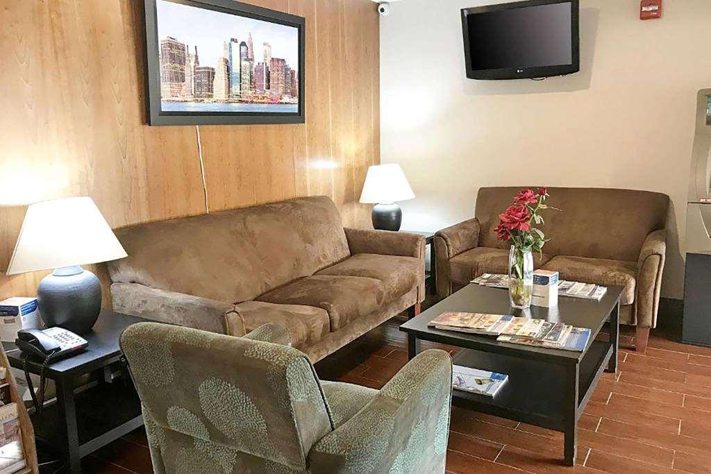 Super 8 By Wyndham Gloucester Gloucester City Interior photo