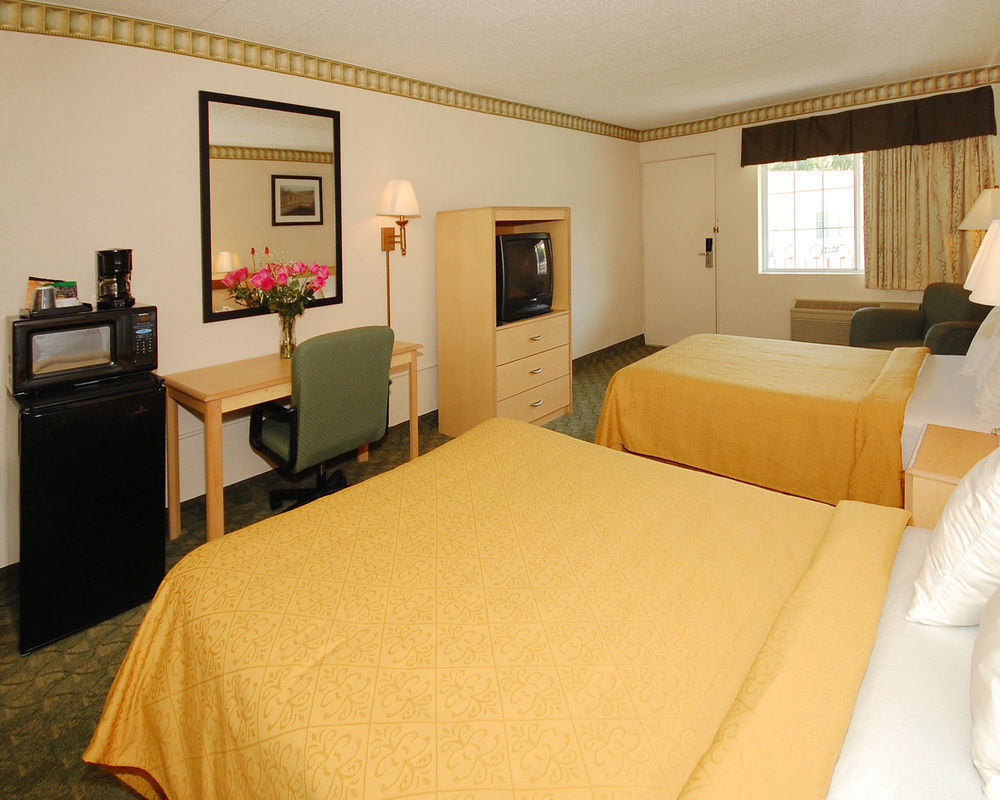 Super 8 By Wyndham Gloucester Gloucester City Exterior photo